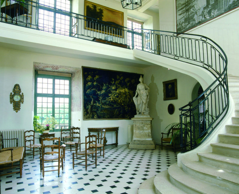 Vestibule 18e avec un grand escalier, ses peintures et tapisseries
