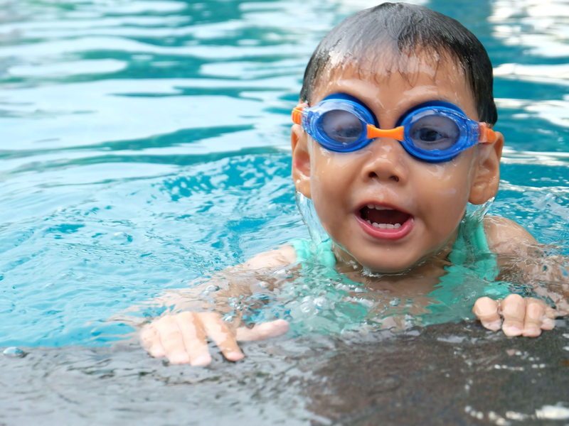 Enfant se baignant dans une piscine