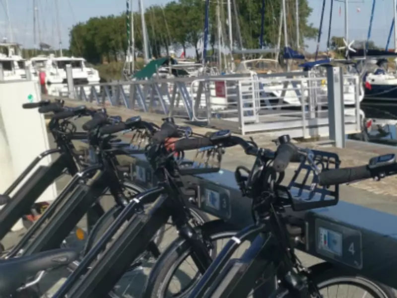 Borne de vélos électriques sur le port de plaisance