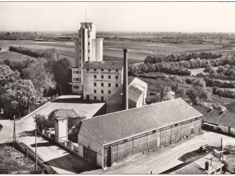 Old postcard representing the flour mill
