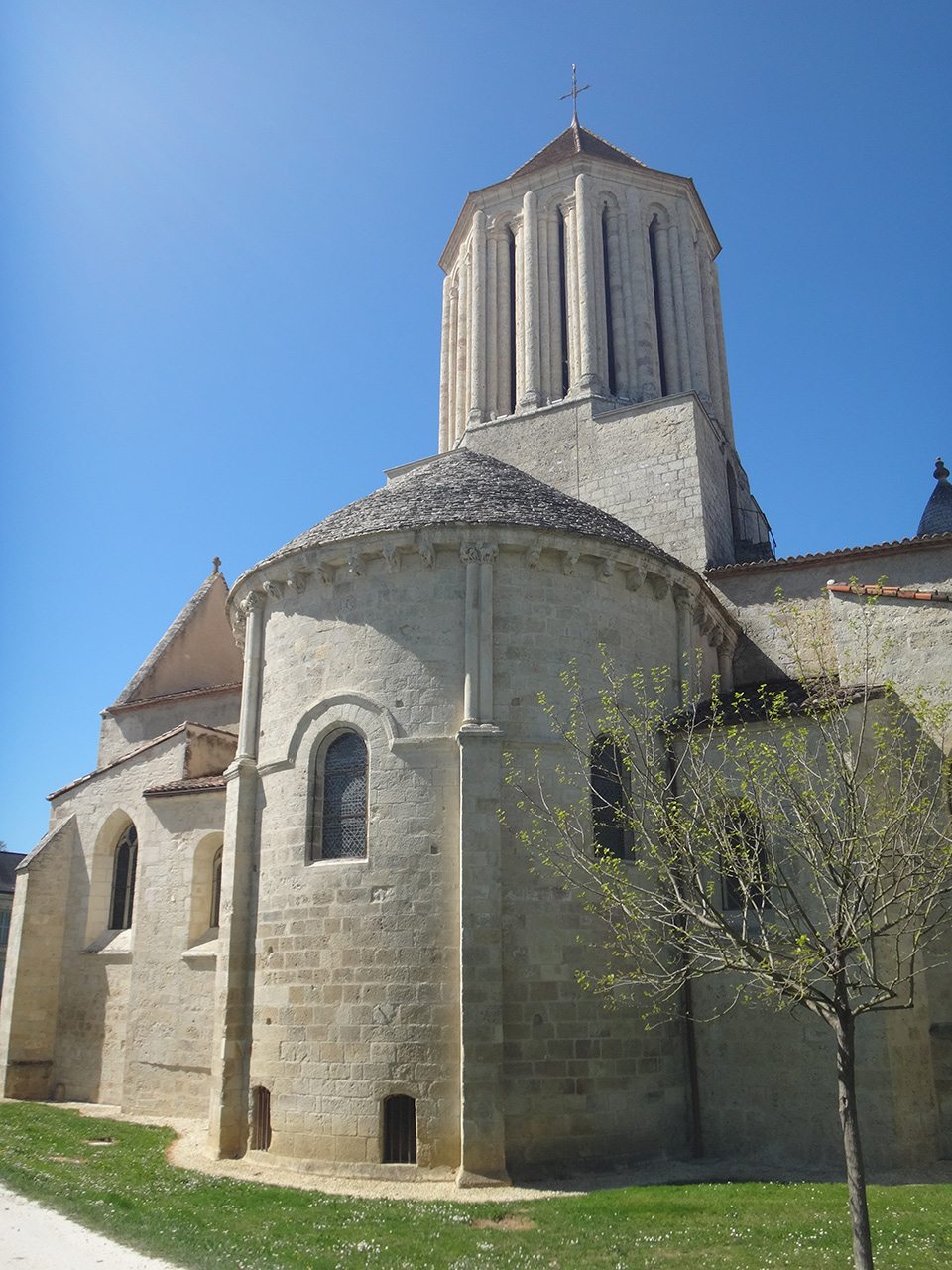 extérieur de l'église de Surgères
