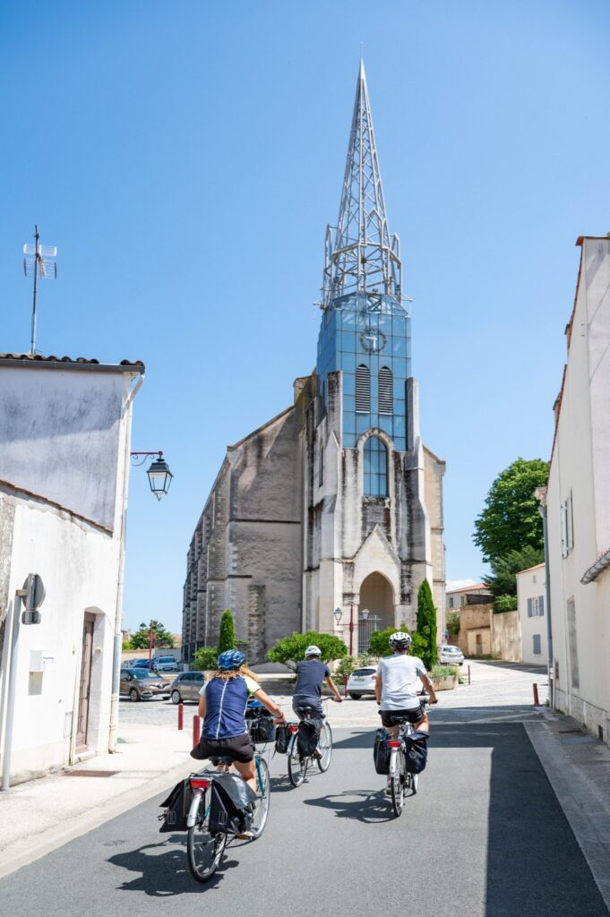 Vélos devant l'église de Marans